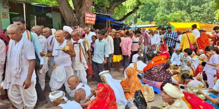 Pilgrims performing pind daan during the Gaya Pitru Paksha Mela