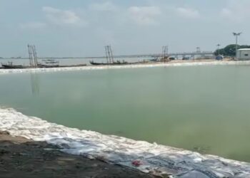 Durga idol immersion ghat in Patna, highlighting PMC preparations for artificial ponds and festival sanitation.