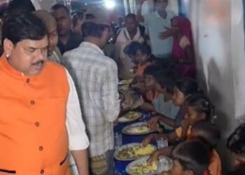 Gopalganj Flood: Education Minister Mithilesh Tiwari Inspects Relief Work, Hears Residents’ Concerns