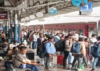 Passengers waiting on a crowded railway platform amid Bihar–Delhi train cancellations