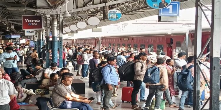 Passengers waiting on a crowded railway platform amid Bihar–Delhi train cancellations
