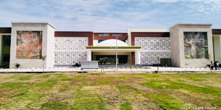 Convention centre near the Narayani River in Valmikinagar, West Champaran, offering 73 rooms and a hall with a capacity of 500 people for tourists visiting Valmiki Tiger Reserve.