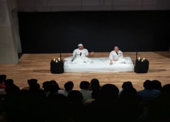 Dastangos Dr Himanshu Bajpai and Dr Pragya Sharma perform ‘Dastan Jhansi Ki Rani Ki’ at Arthshila Patna, narrating the life and resistance of Rani Lakshmibai.