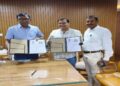 Bapu Tower Director Vinay Kumar and Planet Patna Director Dr Azfar Ahmed exchange an MoU in Patna to promote Mahatma Gandhi’s legacy, heritage education and Bihar’s cultural history.