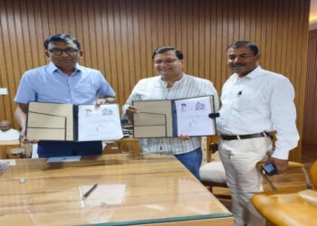 Bapu Tower Director Vinay Kumar and Planet Patna Director Dr Azfar Ahmed exchange an MoU in Patna to promote Mahatma Gandhi’s legacy, heritage education and Bihar’s cultural history.