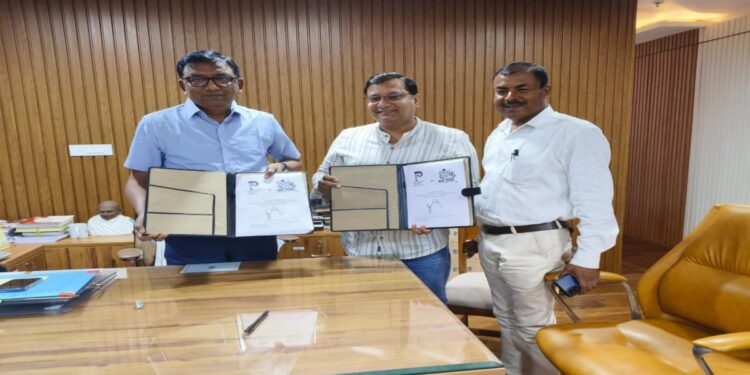 Bapu Tower Director Vinay Kumar and Planet Patna Director Dr Azfar Ahmed exchange an MoU in Patna to promote Mahatma Gandhi’s legacy, heritage education and Bihar’s cultural history.
