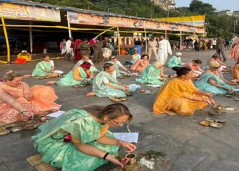 Foreign devotees perform Pind Daan during Pitru Paksha at Sangat Ghat in Gaya