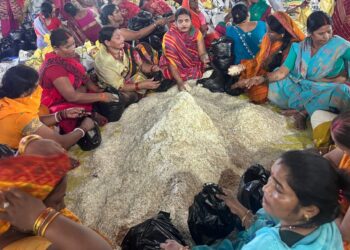 Women packaging relief food materials in West Champaran district