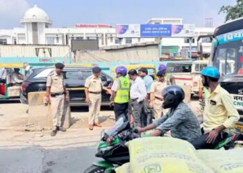 Traffic diversion near Rajendra Nagar Terminal overbridge in Patna due to Metro construction and road repairs