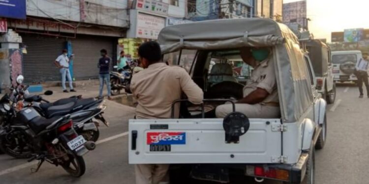 Police investigate a burglary at a GST Assistant Commissioner’s locked house in Patna’s Indrapuri area
