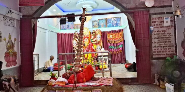Patna’s Baba Nageshwar Das Performs 9-Day Sadhana With 21 Kalash Weighing Over 65 Kg on His Chest
