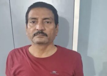 Economic Offences Unit officials arrest former Motor Vehicle Inspector Sunil Kumar Singh in connection with the alleged wrongful auction of a stolen Scorpio seized with liquor in Gopalganj.