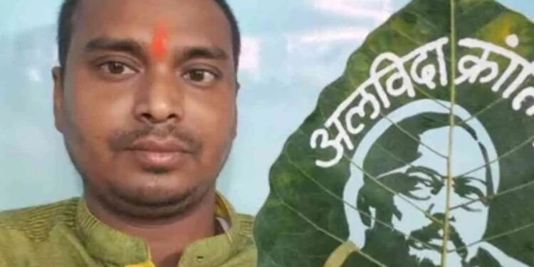 Bihar Artist Creates Tiny Leaf Portrait of Nana Patekar as Tribute, Writes ‘Alvida Krantiveer
