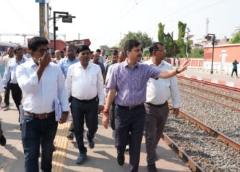 East Central Railway GM Dimpiy Garg Inspects Digha Bridge Halt–Jhajha Rail Section, Reviews Safety and Passenger Facilities