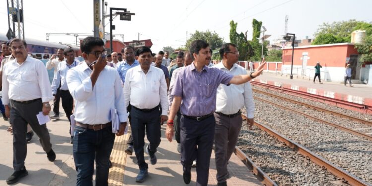 East Central Railway GM Dimpiy Garg Inspects Digha Bridge Halt–Jhajha Rail Section, Reviews Safety and Passenger Facilities